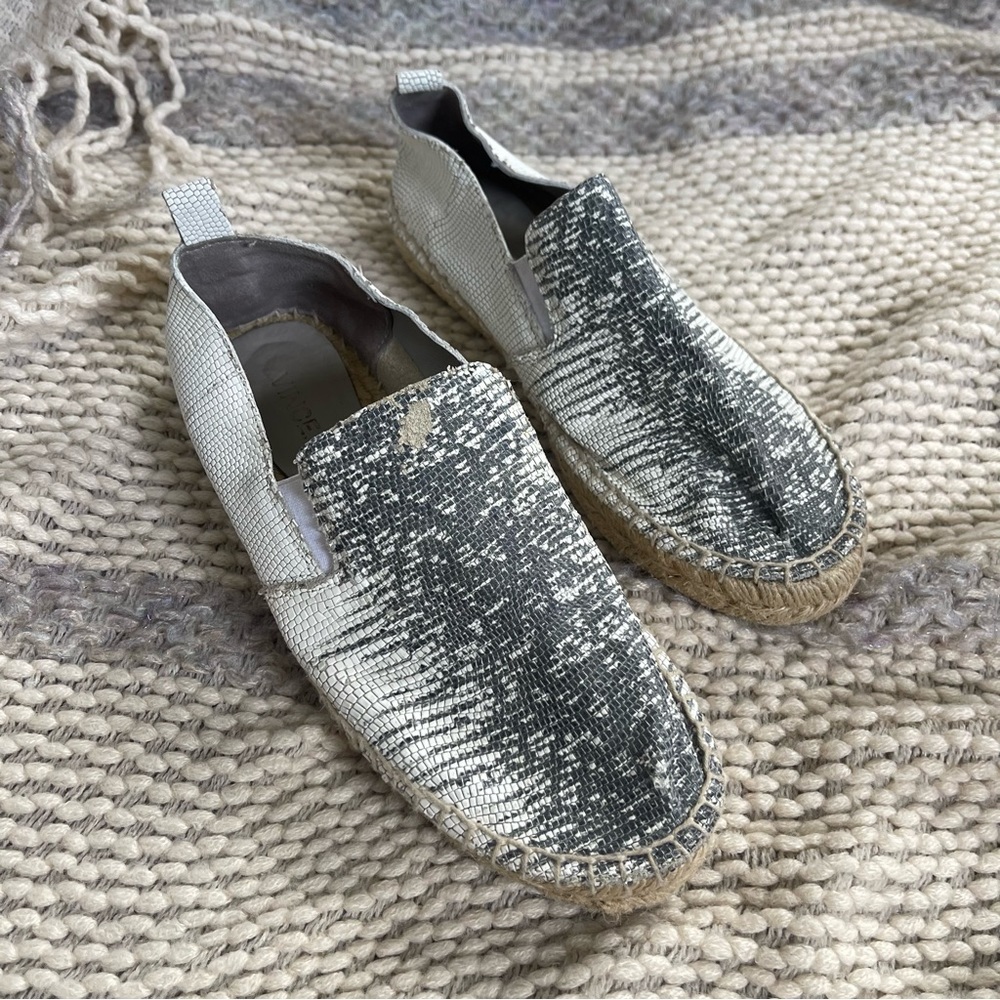 VINCE. Robin Reptile Embossed Espadrille Flat White Grey Slip On Round Toe Sz 6